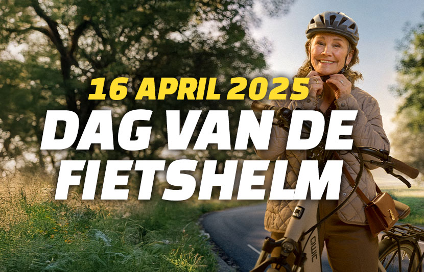 Oudere dame bevestigt haar fietshelm langs de weg